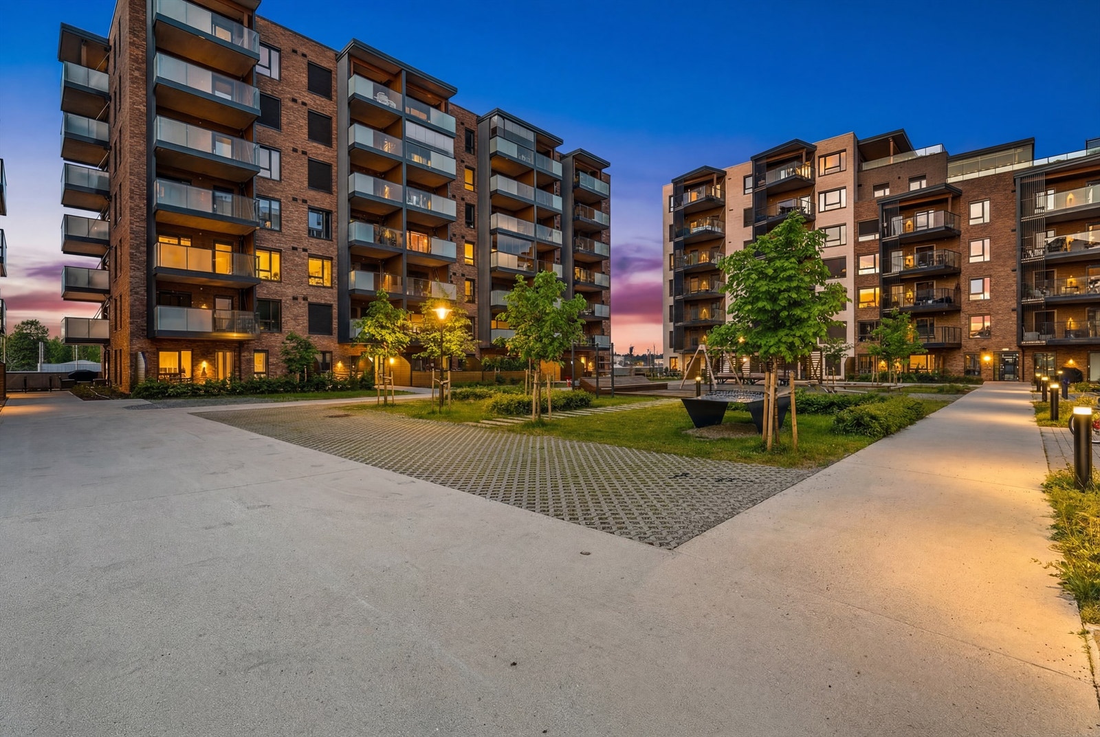 Bygget er fra 2024 og har en moderne arkitektur med teglfasader. Galleribilde