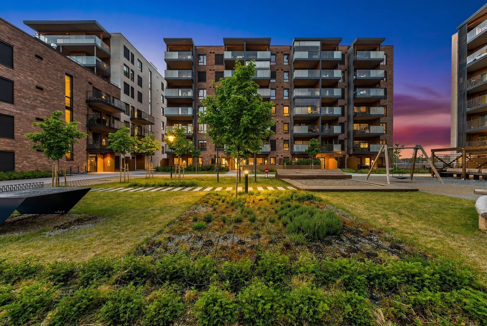 En sportsbod på 3 m² i underetasjen medfølger, noe som gir ekstra lagringsplass. Galleribilde