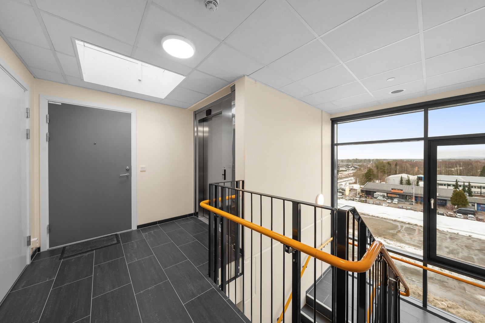 Leiligheten er lett tilgjengelig med heis direkte opp til 7. etasje. Galleribilde