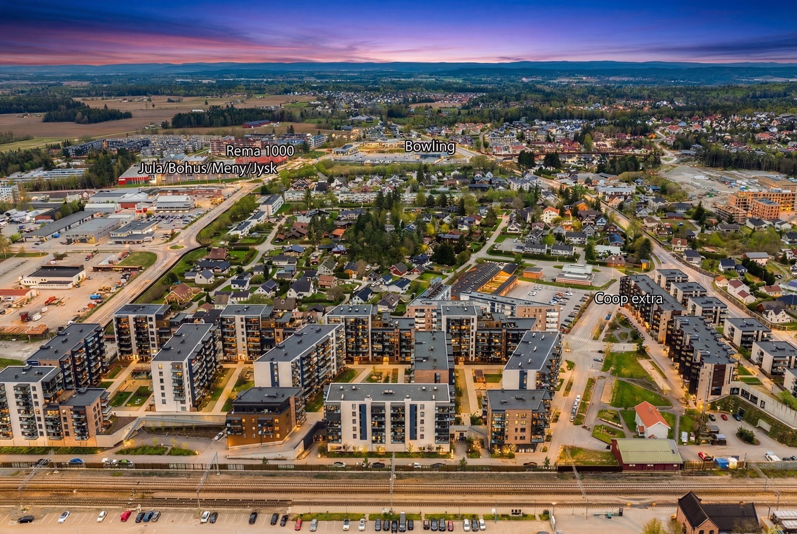 Med dagligvarebutikker som Coop Extra og Rema 1000 i umiddelbar nærhet, er hverdagslogistikken enkel. Galleribilde