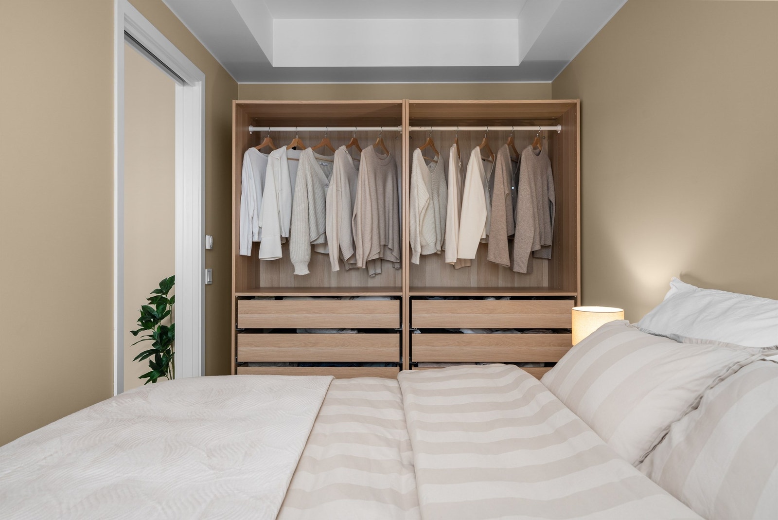 Her er det god plass til en romslig garderobeløsning for effektiv oppbevaring. Galleribilde