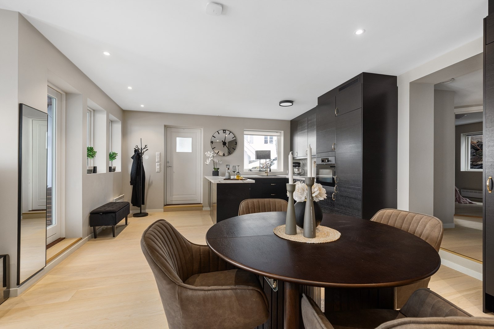 Åpen stue- og kjøkkenløsning gir en romslig, innbydende og sosial oppholdsdel. Galleribilde