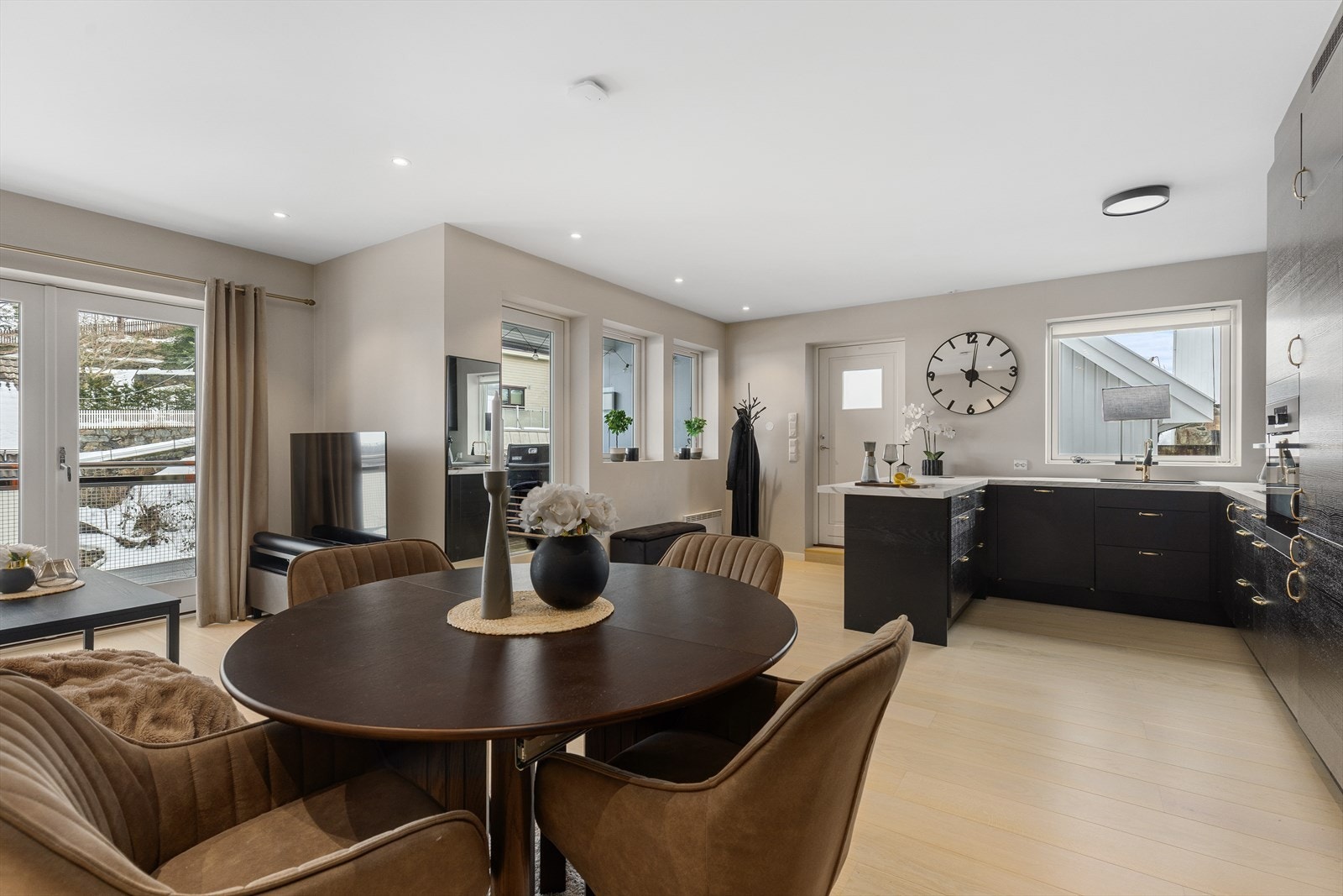 Oppholdsromemt er lyst og trivelig med store vinduer som slipper inn naturlig lys. Galleribilde