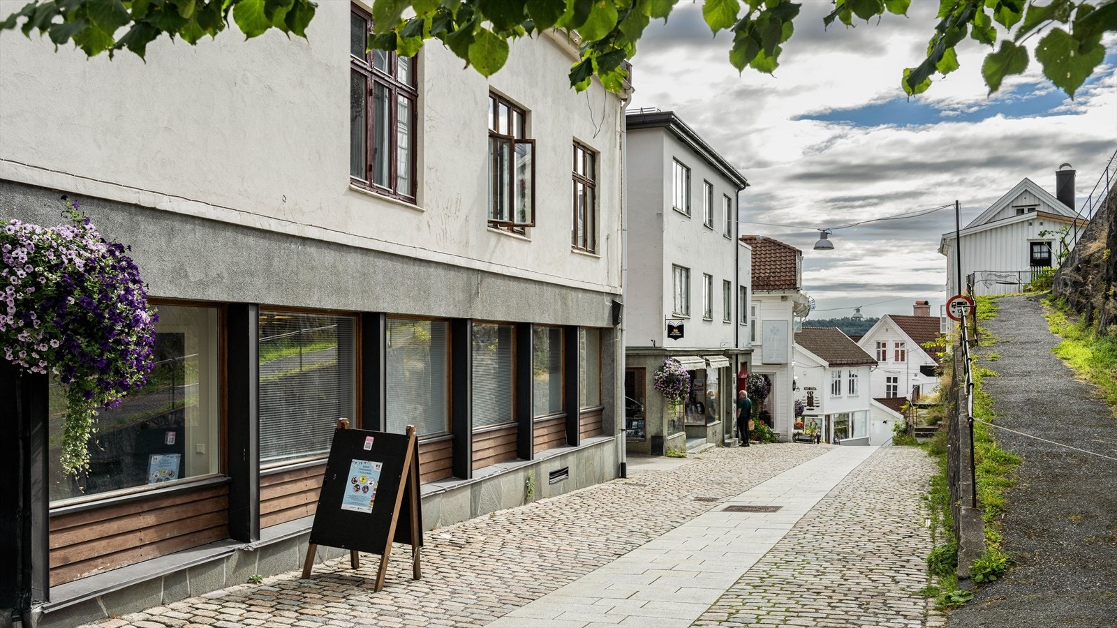 Sjarmerende brosteinsbelagte gater som oser av historie leder deg ned til havnen. Galleribilde
