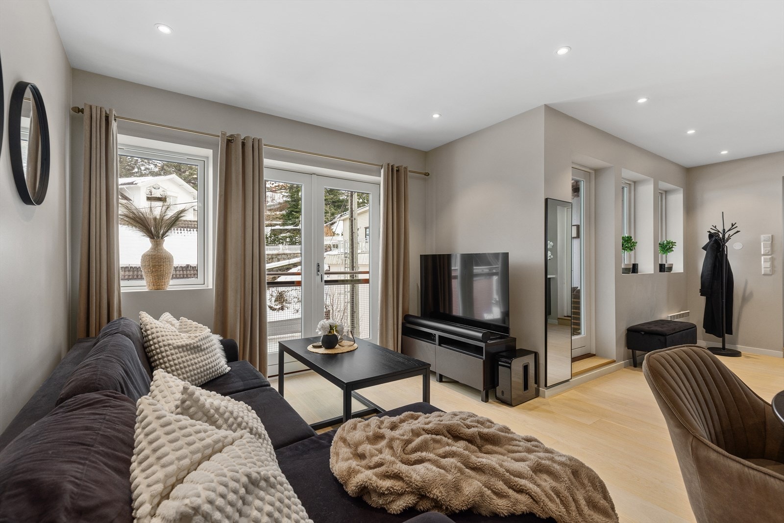 Den åpne løsningen gir en luftig og innbydende atmosfære, med mulighet for å møblere i ulike soner. Galleribilde