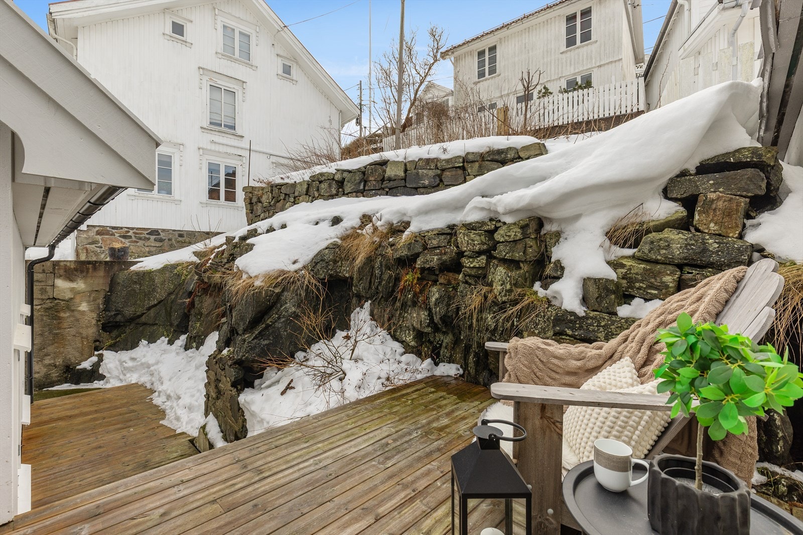 Skjermet uteplass fra gaten med en liten plen. Her er det gode muligheter for blomster og beplantning for deg som liker å skape et hyggelig uterom. Galleribilde