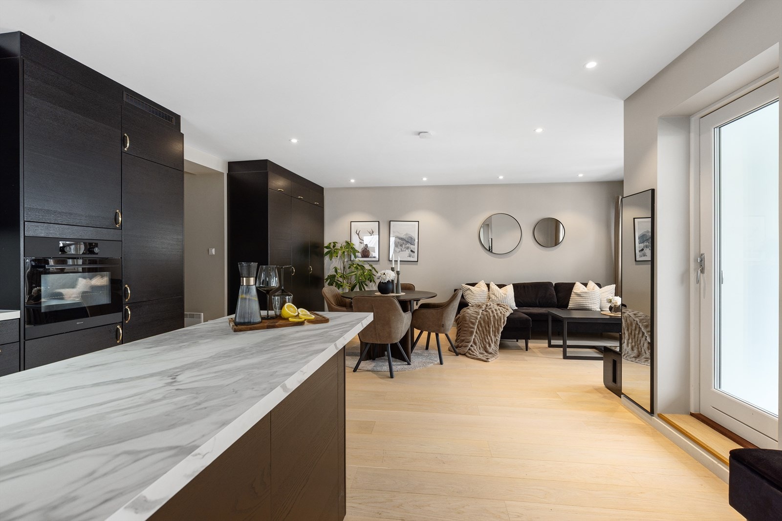 Leiligheten fremstår som moderne og delikat, med gjennomtenkte løsninger og fine materialvalg. Galleribilde