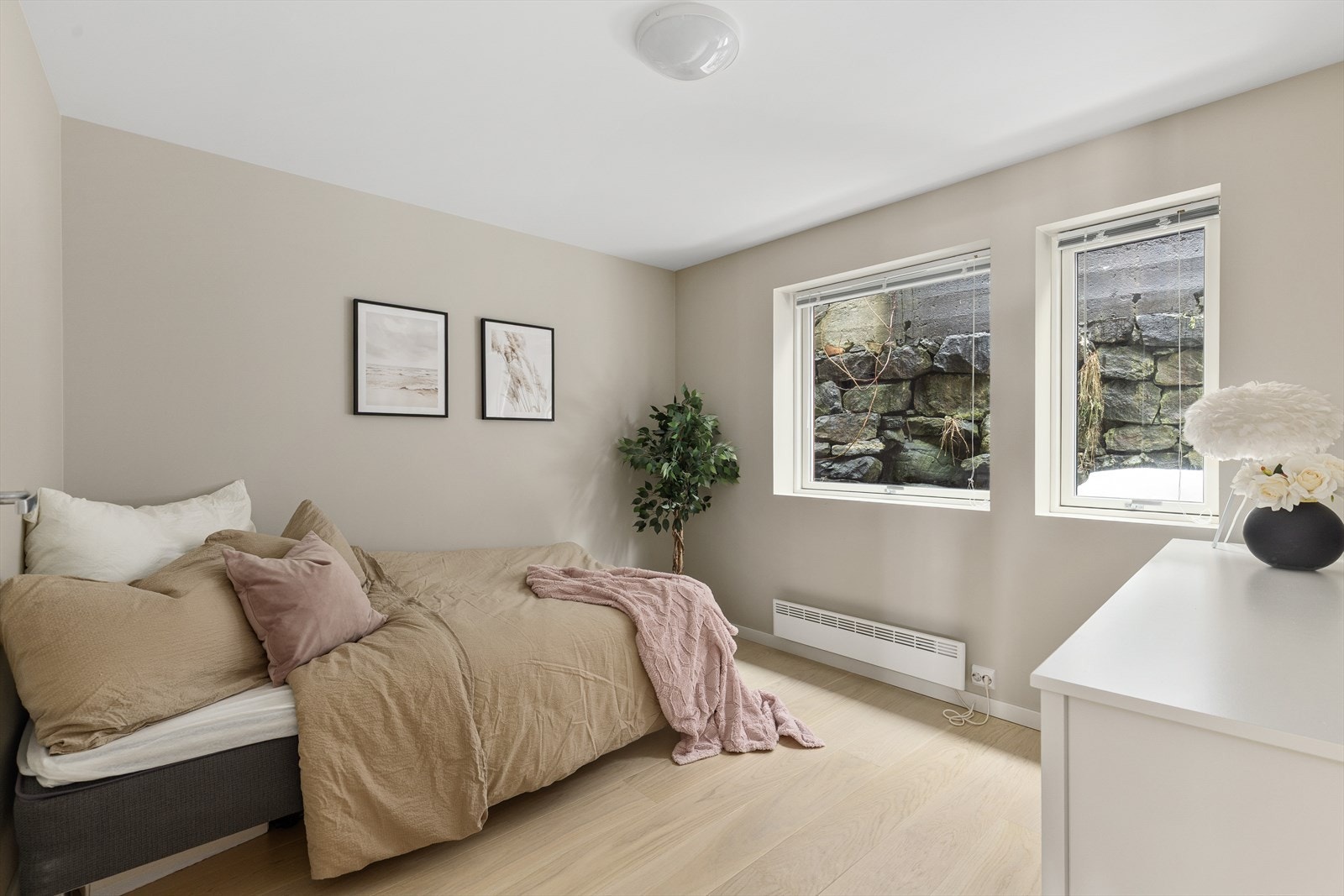 Boligens andre soverom er stort og lyst, med god plass til både seng og garderobeløsning eller annen oppbevaring. Galleribilde