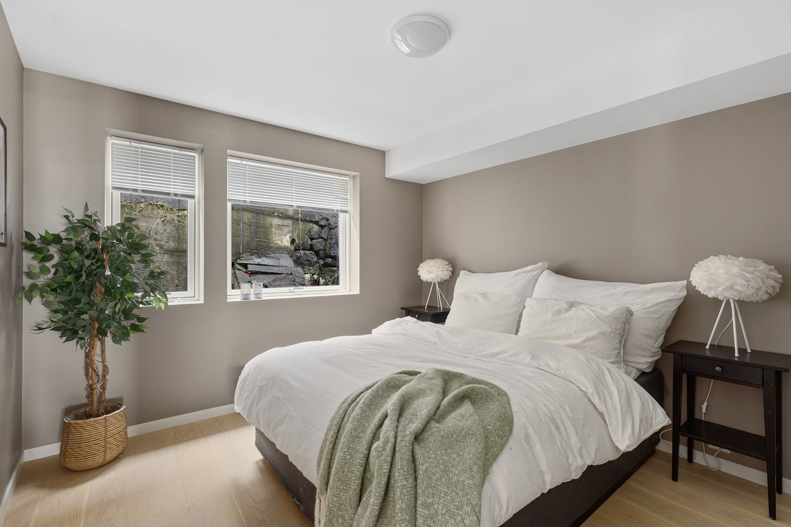 Hovedsoverommet er romslig med tilhørende bod som gir fleksible oppbevaringsmuligheter - i dag innredet som walk-in-garderobe. Galleribilde