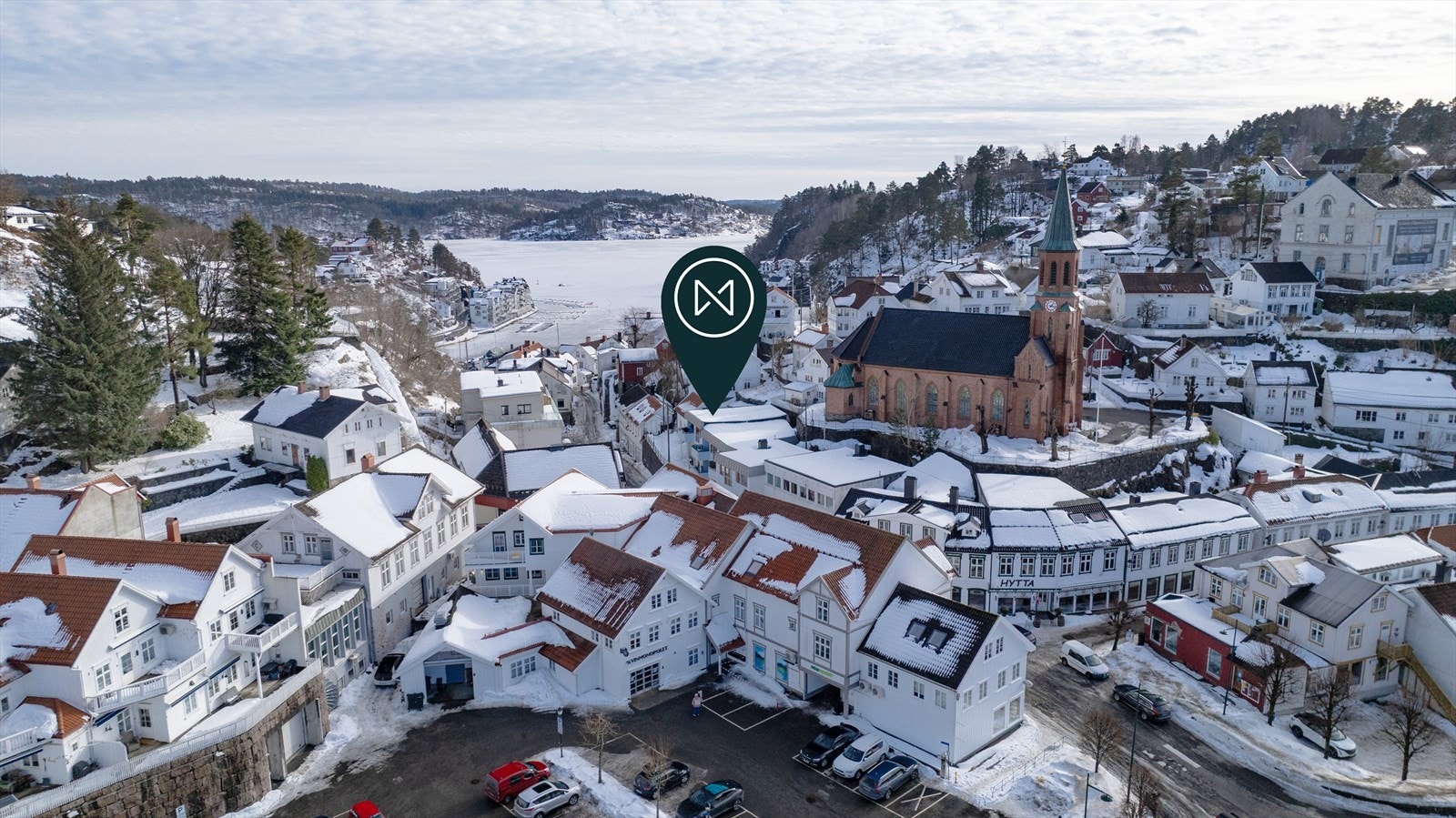 Her får du en beliggenhet som kombinerer praktisk byliv, kultur og handel med nærhet til vakker skjærgård og flotte naturopplevelser - en perfekt kombinasjon av sørlandsidyll og sentrumsnærhet. Galleribilde