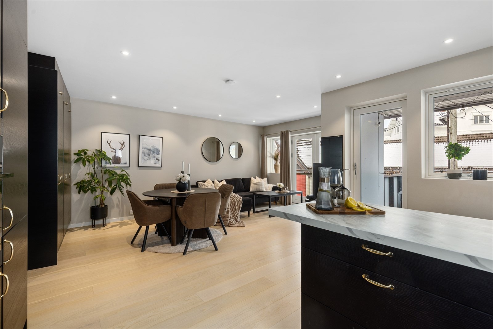 Parkett på gulv, slette malte vegg- og takflater gir et stilrent uttrykk. Leiligheten har også balansert ventilasjon med varmegjenvinner som sikrer et godt inneklima. Galleribilde