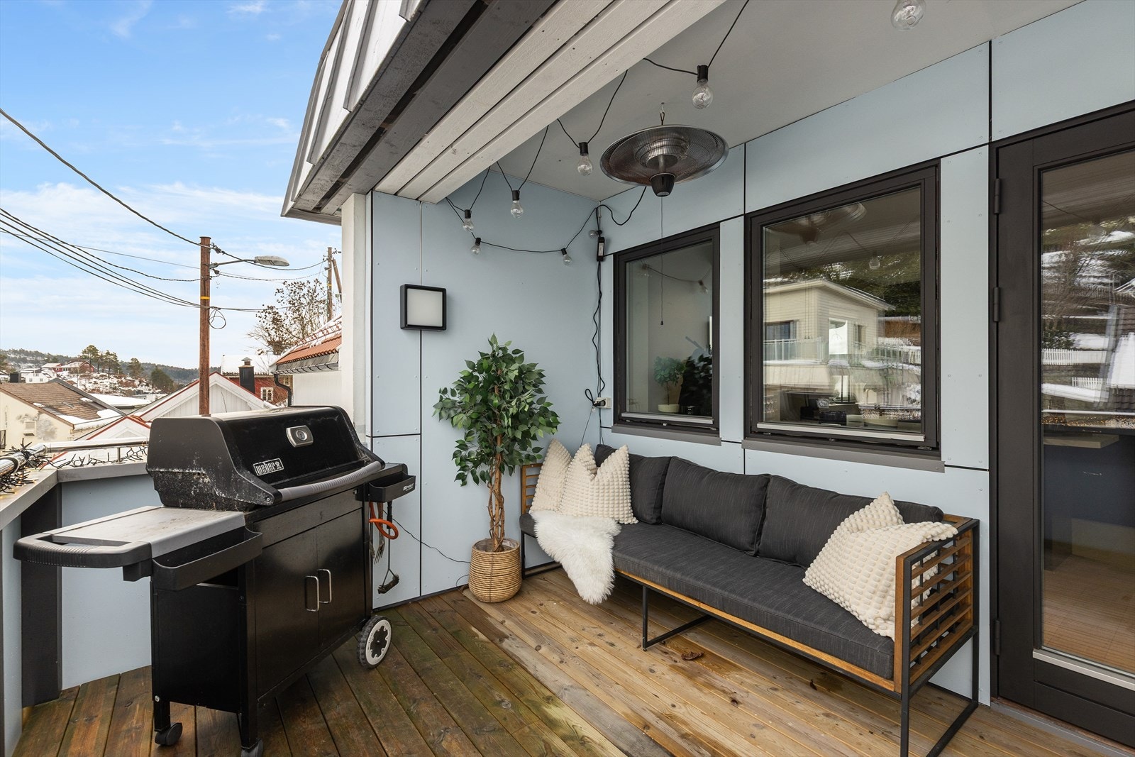 I tillegg til den skjermede uteplassen ved inngangspartiet har boligen direkte utgang til en egen solrik veranda. Galleribilde