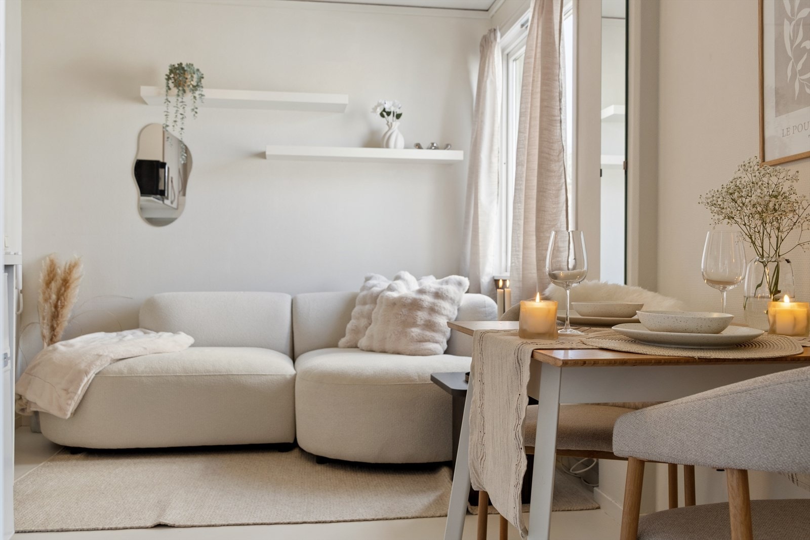 Lys og innbydende stue- og kjøkkenløsning med utsikt ut mot Tollbodgata og oversikt over bylivet Galleribilde