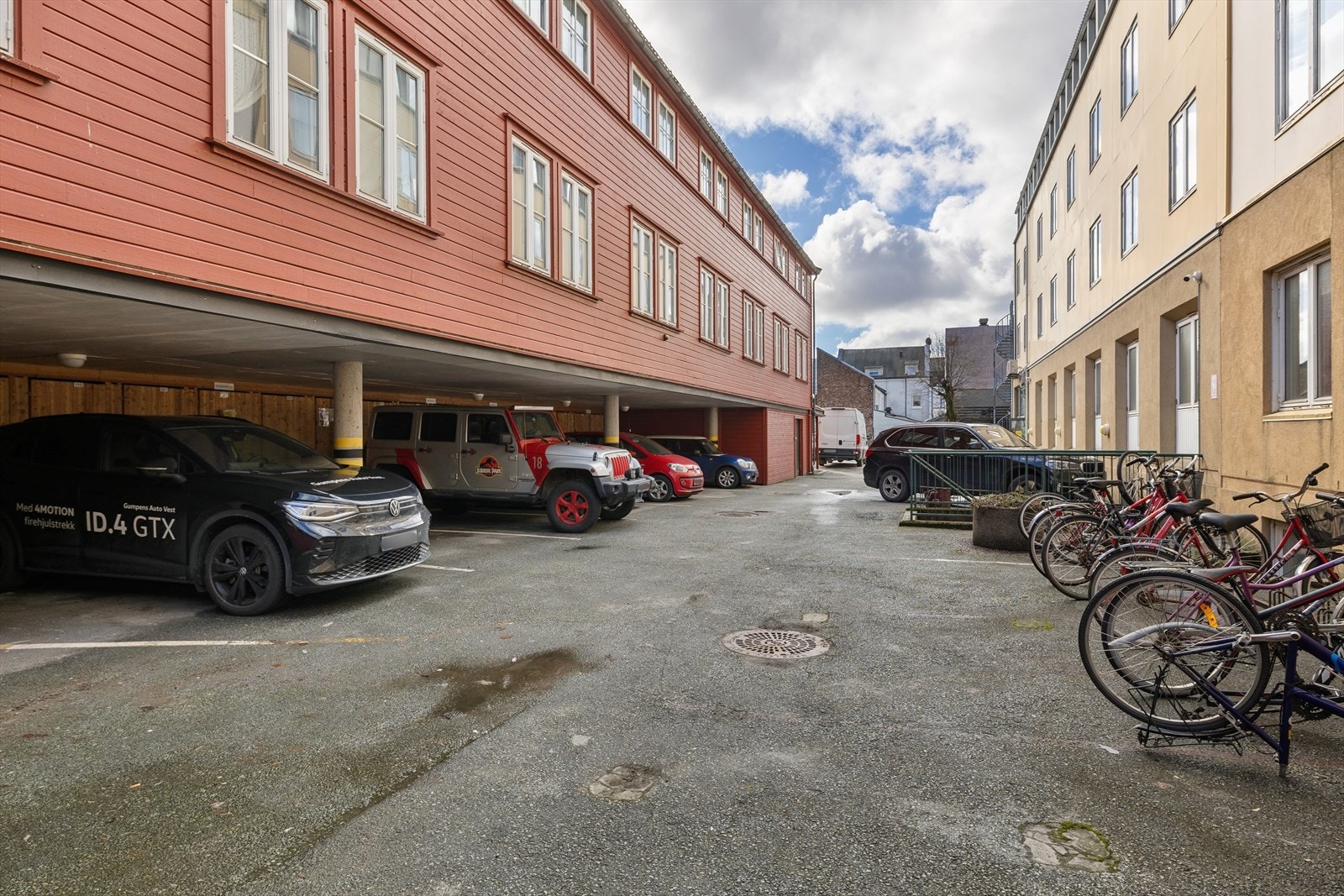 Muligheter for leie av fast parkeringsplass i bakgård gjennom sameiet Galleribilde