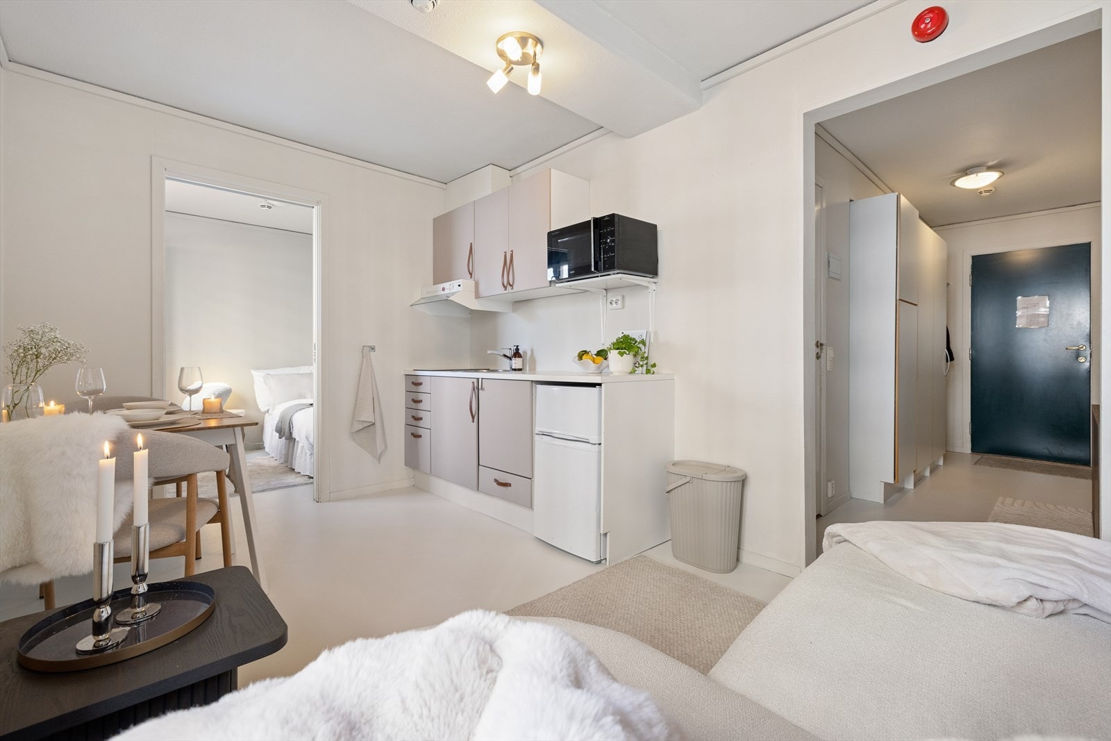 Stuen og kjøkken har plass til både spisebord og sittegruppe. Galleribilde