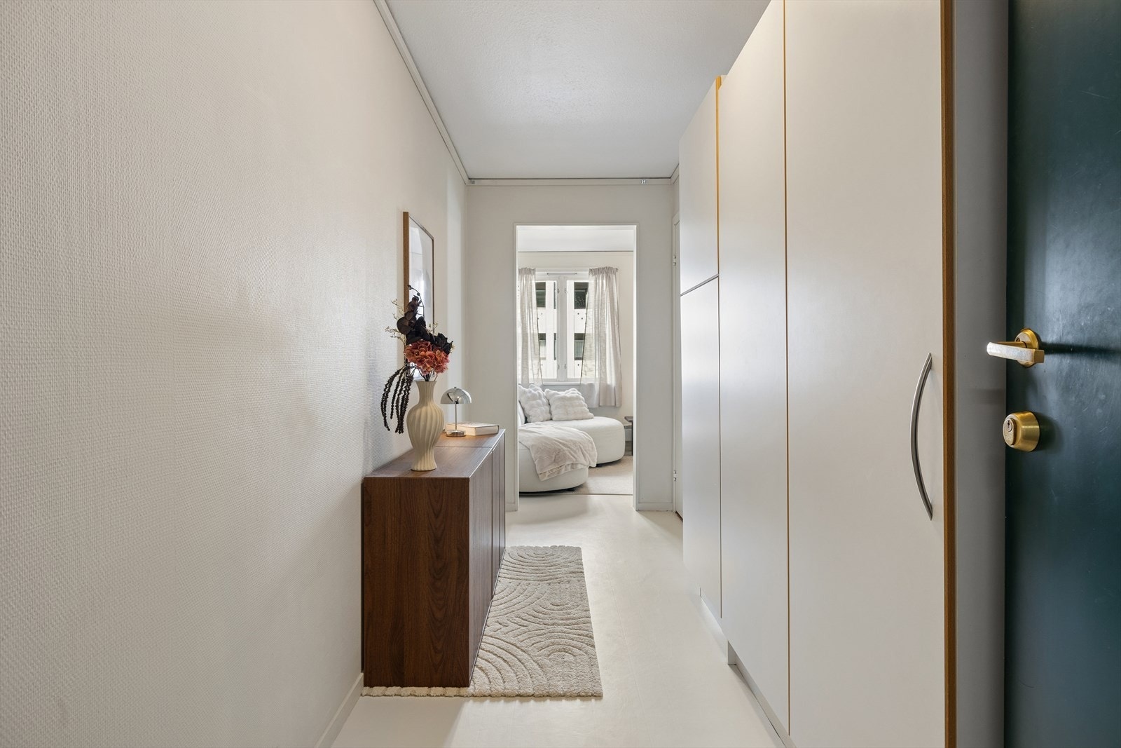Velkommen inn! Leiligheten ligger like ved trapperom og heis. Godt med oppbevaring gir en ryddig og funksjonell velkomst til boligen. Galleribilde