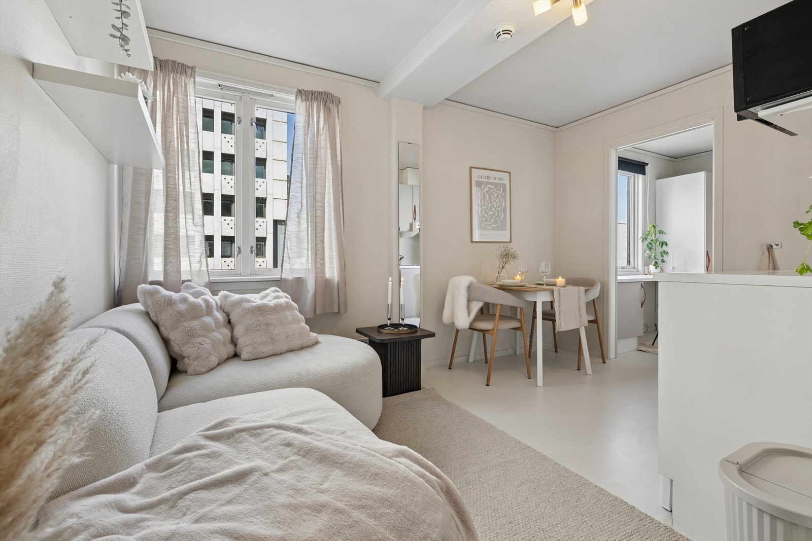 Lys og trivelig stue og kjøkkenløsning, malt i tidsriktige fargekombinasjoner Galleribilde