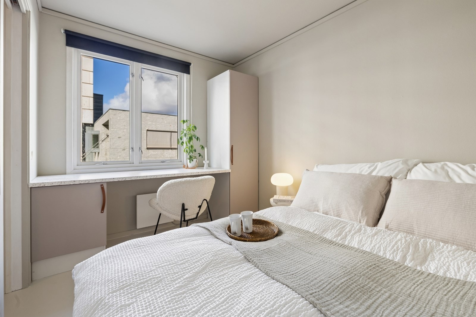 Soverommet er lyst og innbydende, med stort vindu som slipper inn rikelig med naturlig lys inn i rommet. Galleribilde