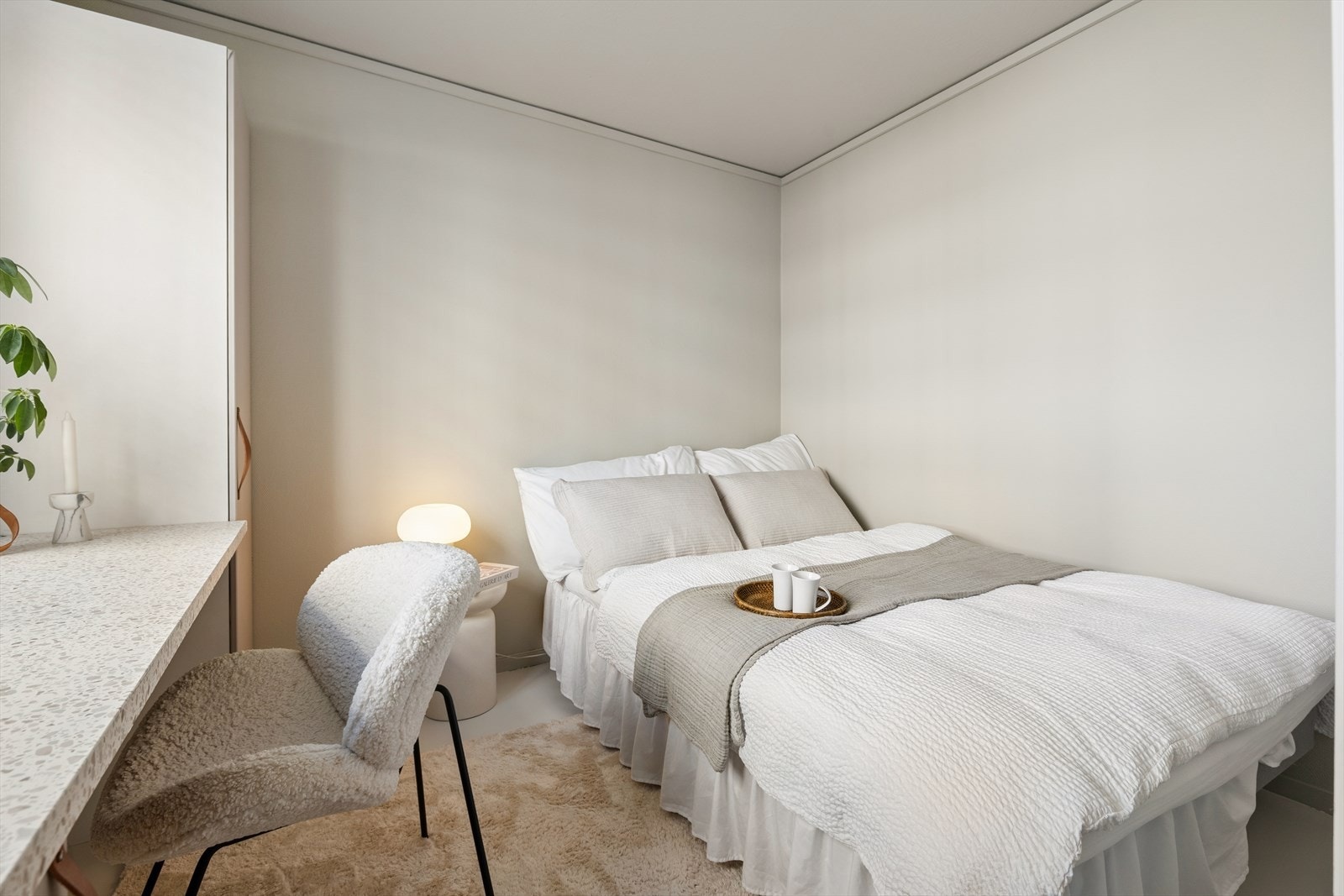 Soverom av god størrelse, med plass til både seng, garderobeløsning og praktisk, plassbygd skrivepult. Galleribilde