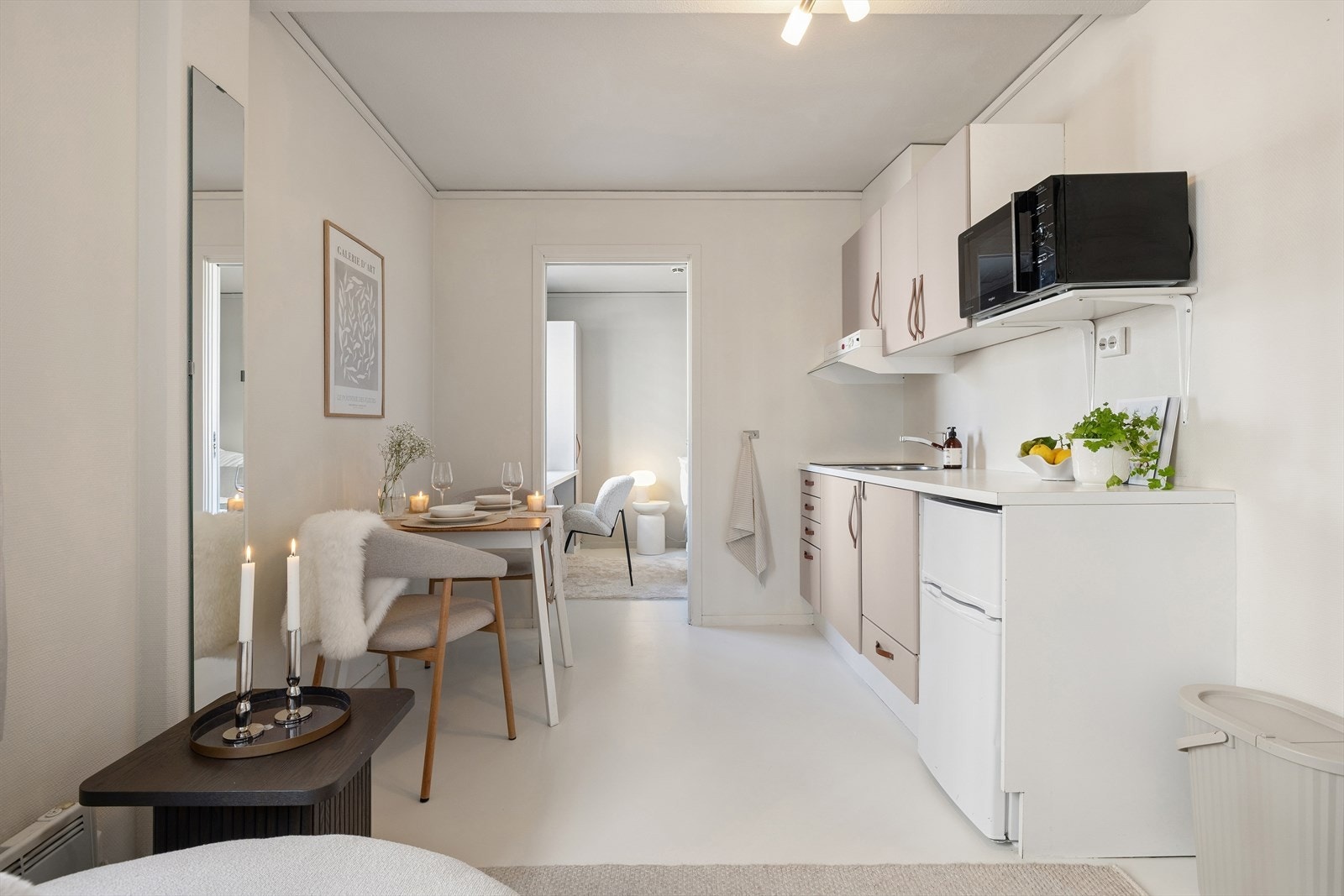 Lys og åpen løsning der kjøkkenet er fint integrert i stuedelen. Rommet oppleves luftig og praktisk Galleribilde