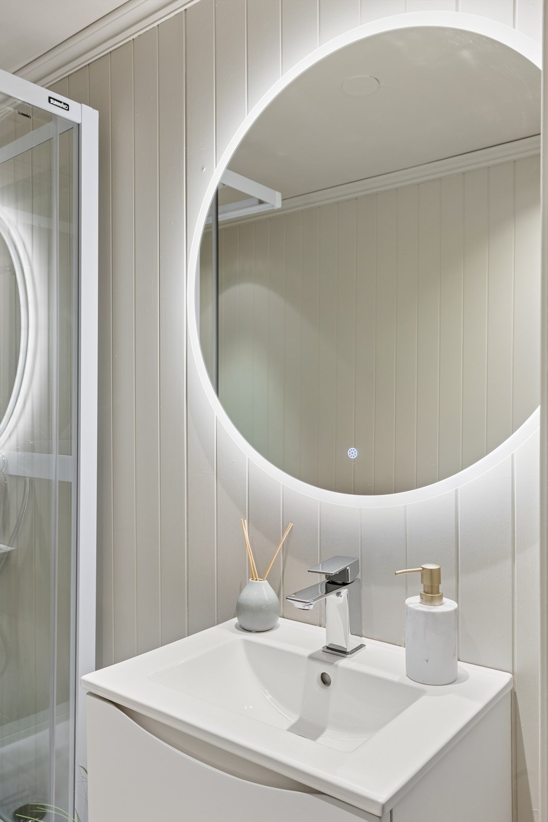 Baderommet har varmekabler i gulv, nytt baderomsinnredning og nytt dusjkabinett. Galleribilde