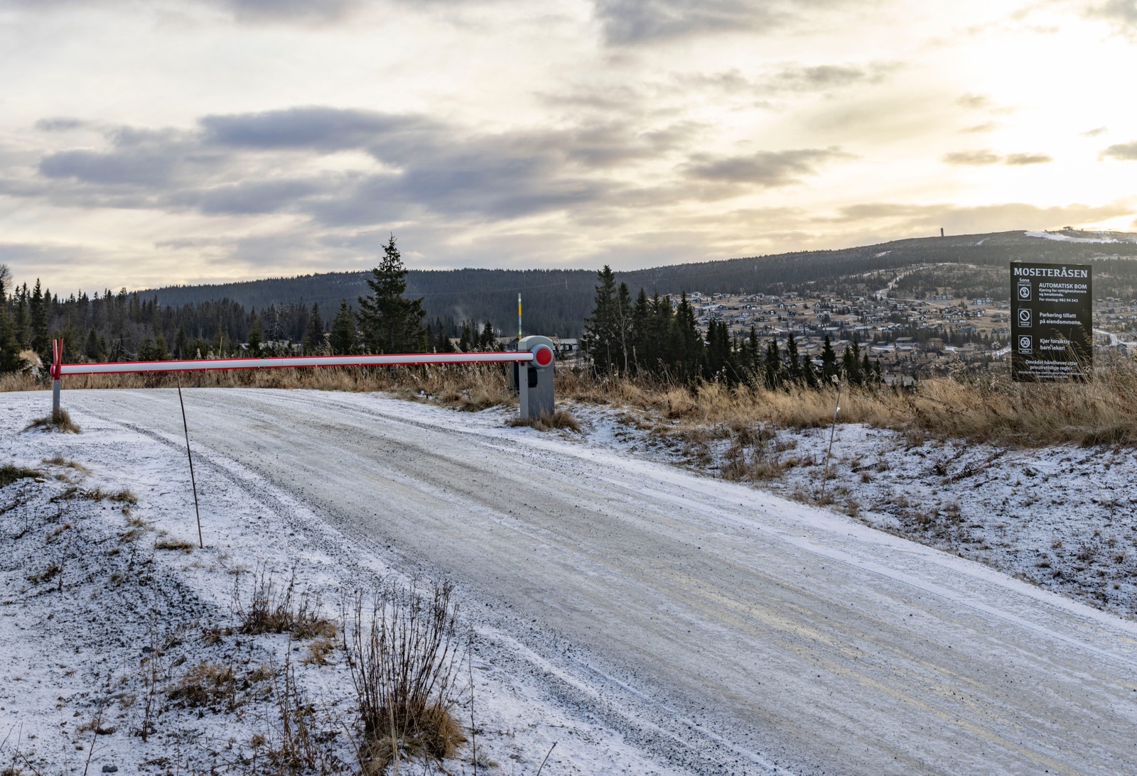 Helårsvei med bom gir rolig og skjermet adkomst til hytteområdet. Galleribilde