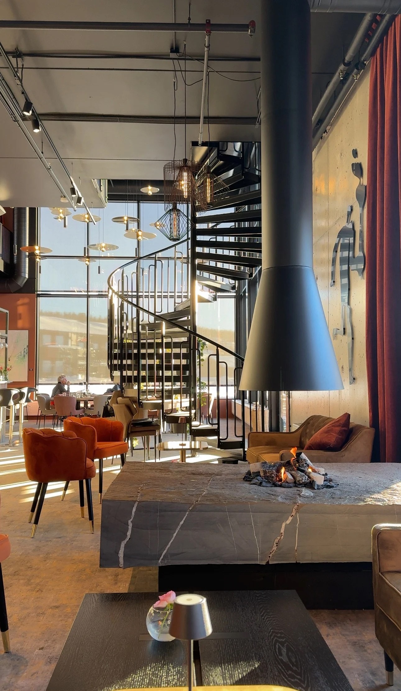 Det er også et hyggelig serveringssted i gangavstand. Galleribilde