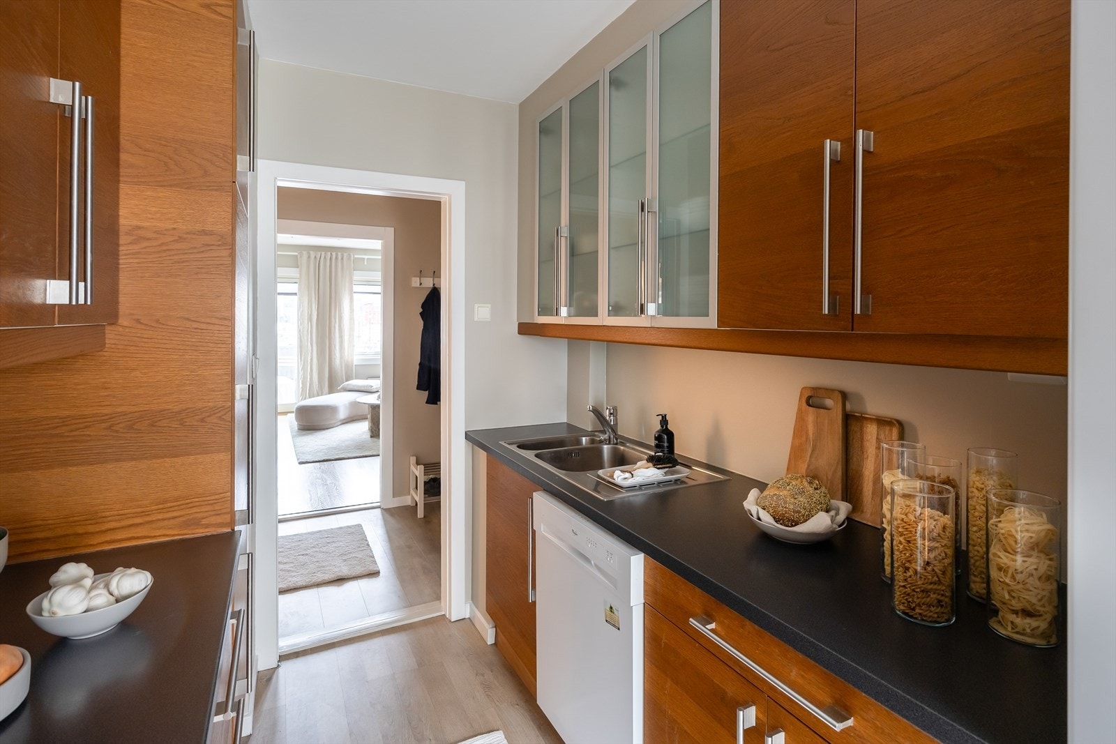 Kjøkkenet er adskilt fra stuen, noe som skaper en praktisk soneinndeling. Galleribilde