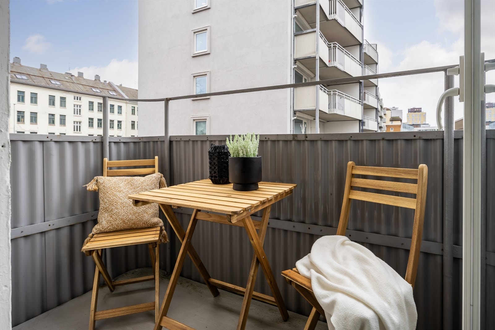Leilighetens balkong strekker seg over 2,5 m². Balkongen er sørvendt og byr på sol fra formiddag til tidlig kveld om sommerstid. Galleribilde