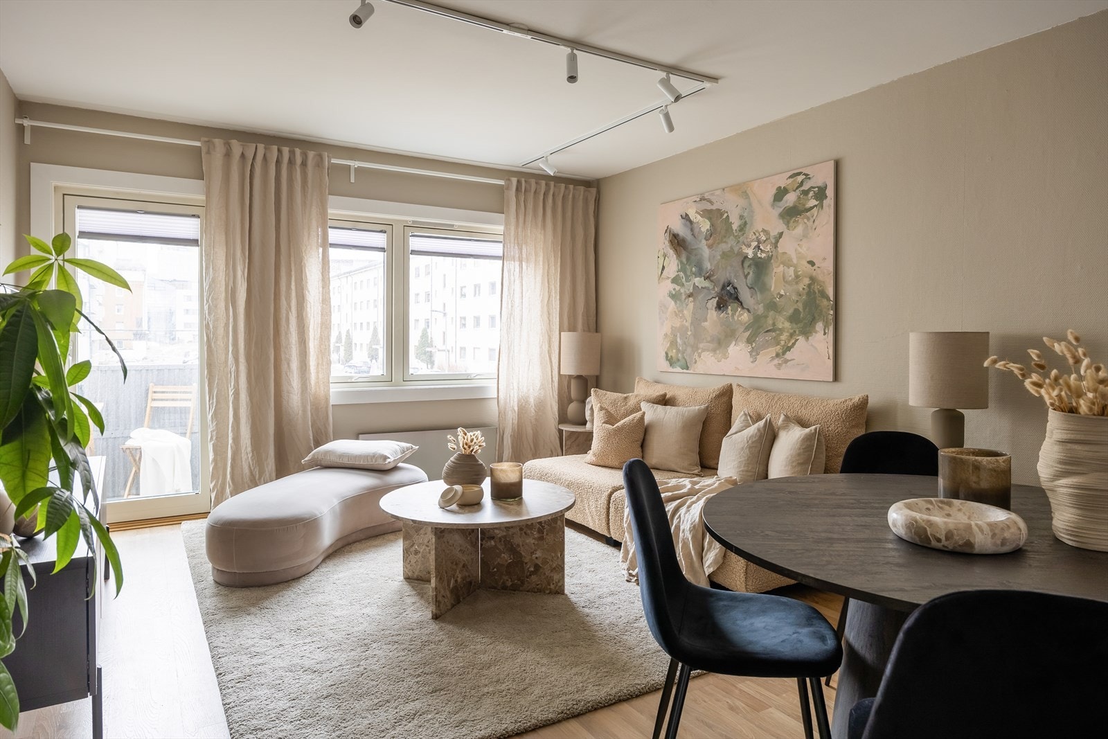 Velkommen til Udbyes gate 9B - En sentral og innbydende 3-roms med solrik balkong. Her får du en attraktiv beliggenhet med nærhet til blant annet NTNU Gløshaugen, Helgasetr, St. Olavs, Teknostallen og NTNU Handelshøyskolen. Galleribilde