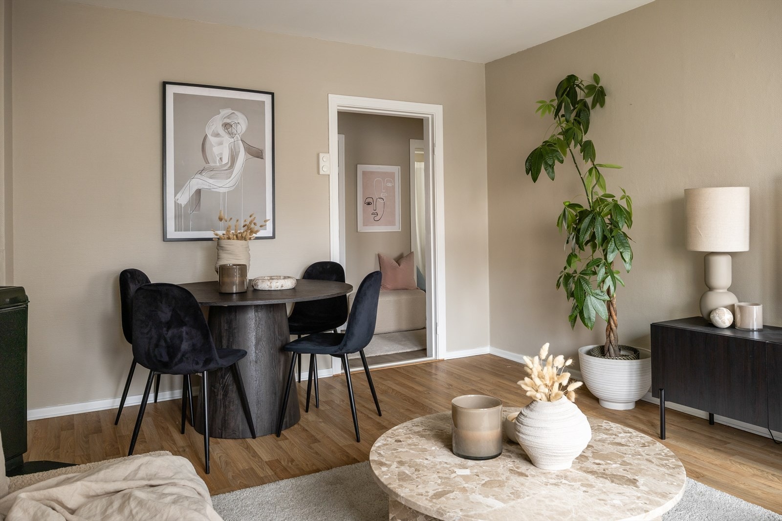 Leiligheten varmes opp via elektrisitet og vedfyring, hvorav sistnevnte bidrar til en behagelig og økonomisk oppvarming. Galleribilde