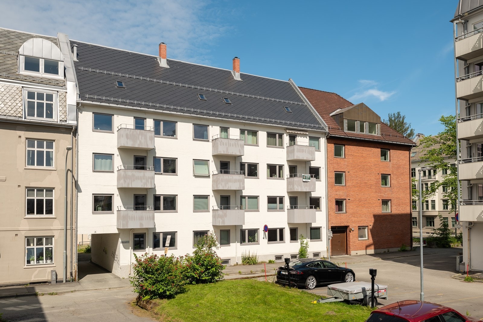 Sommerbilde av fasade. Galleribilde