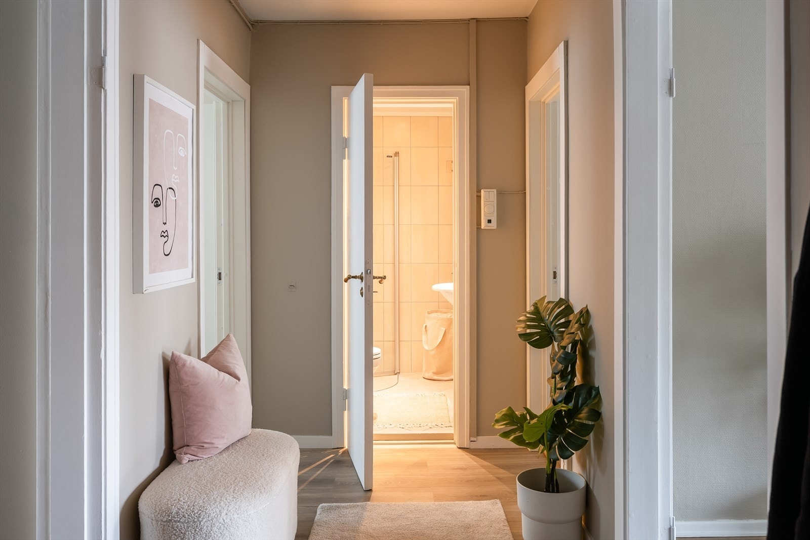 Entréen er på 7,5 m² og fungerer som et naturlig knutepunkt i leiligheten. Felleskostnadene dekker blant annet vask- og tørkeloft, andel av fellesgjeld, internett, kommunale avgifter og felles bygningsforsikring. Galleribilde