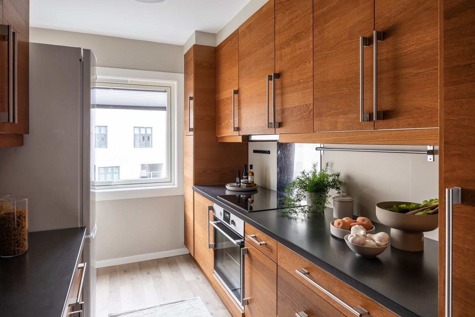 Kjøkkenet er på 8 m² og byr på rikelig med skap- og benkeplass. Galleribilde