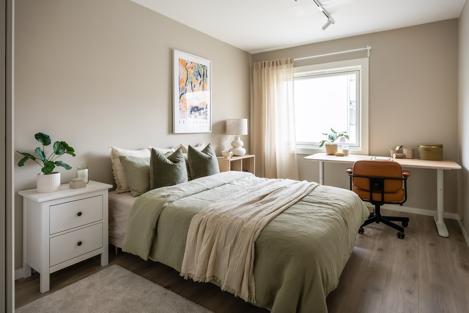 Leiligheten byr på to soverom. Dette er det største og strekker seg over 13,5 m². Galleribilde