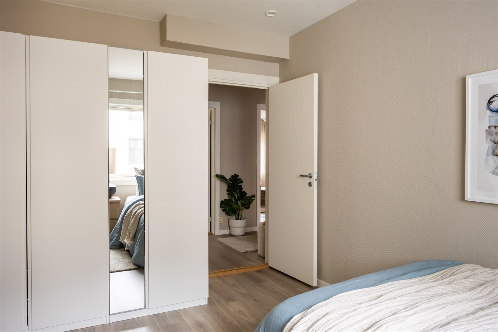 Garderobeskapet medfølger handelen. Galleribilde