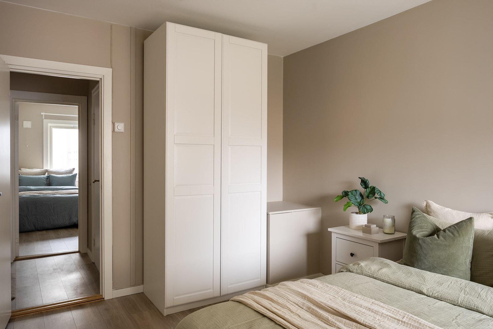 Garderobeskap for praktisk oppbevaring medfølger handelen. Galleribilde