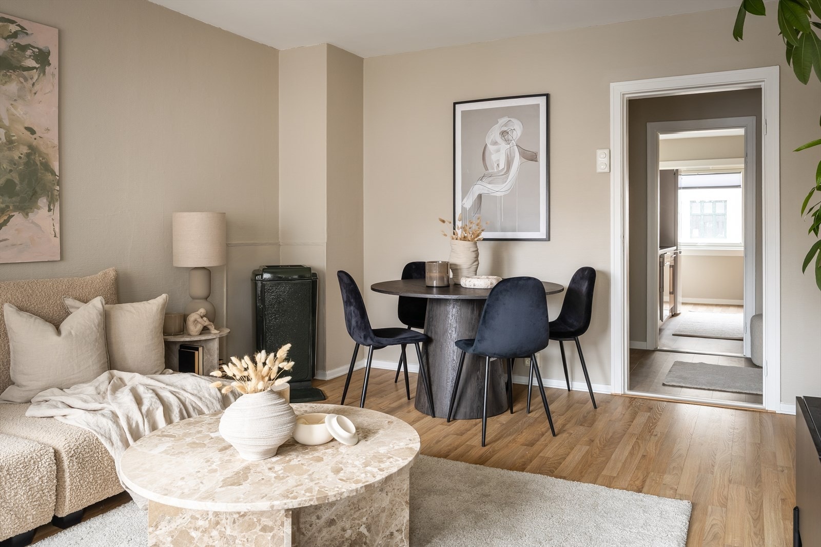 Det er mulighet for parkering i bakgården etter søknad. Plassene fordeles etter ansiennitet. Galleribilde