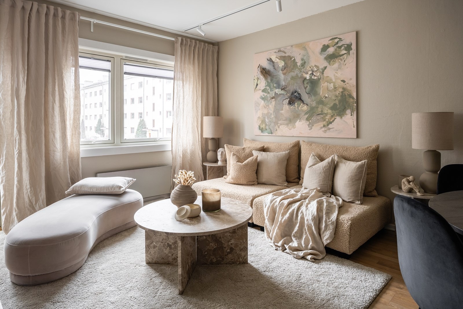 Leilighetens stue er på 18 m² og har direkte adkomst til balkong. Galleribilde