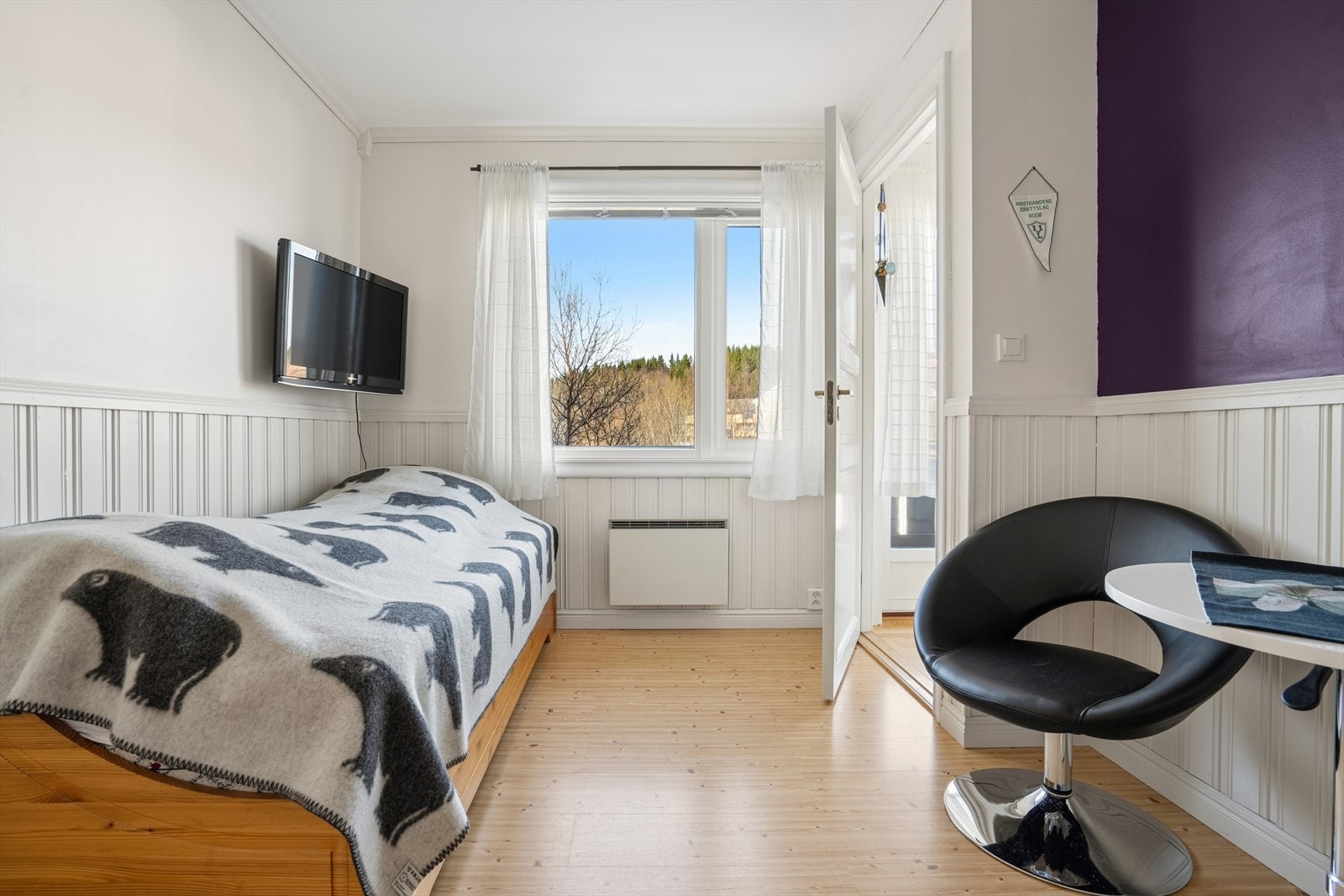 Soverom I - Soverommet i etasjen har adkomst fra kjøkkenet og kan alternativt fint benyttes som kontor, ekstra stue o.l. Galleribilde