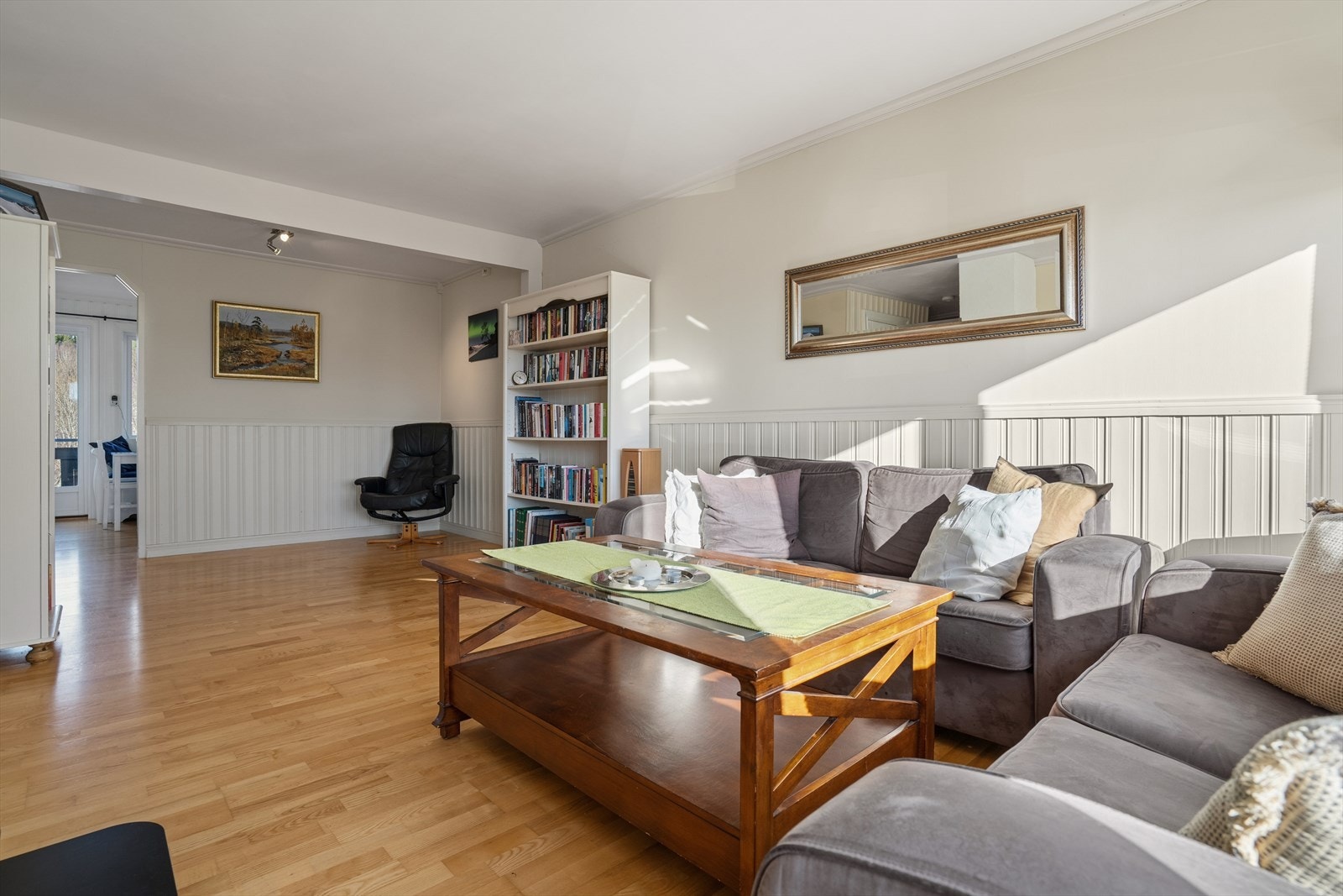 Rommet har en møbleringsvennlig utforming med plass til sofakrok og lesehjørne eller lignende Galleribilde