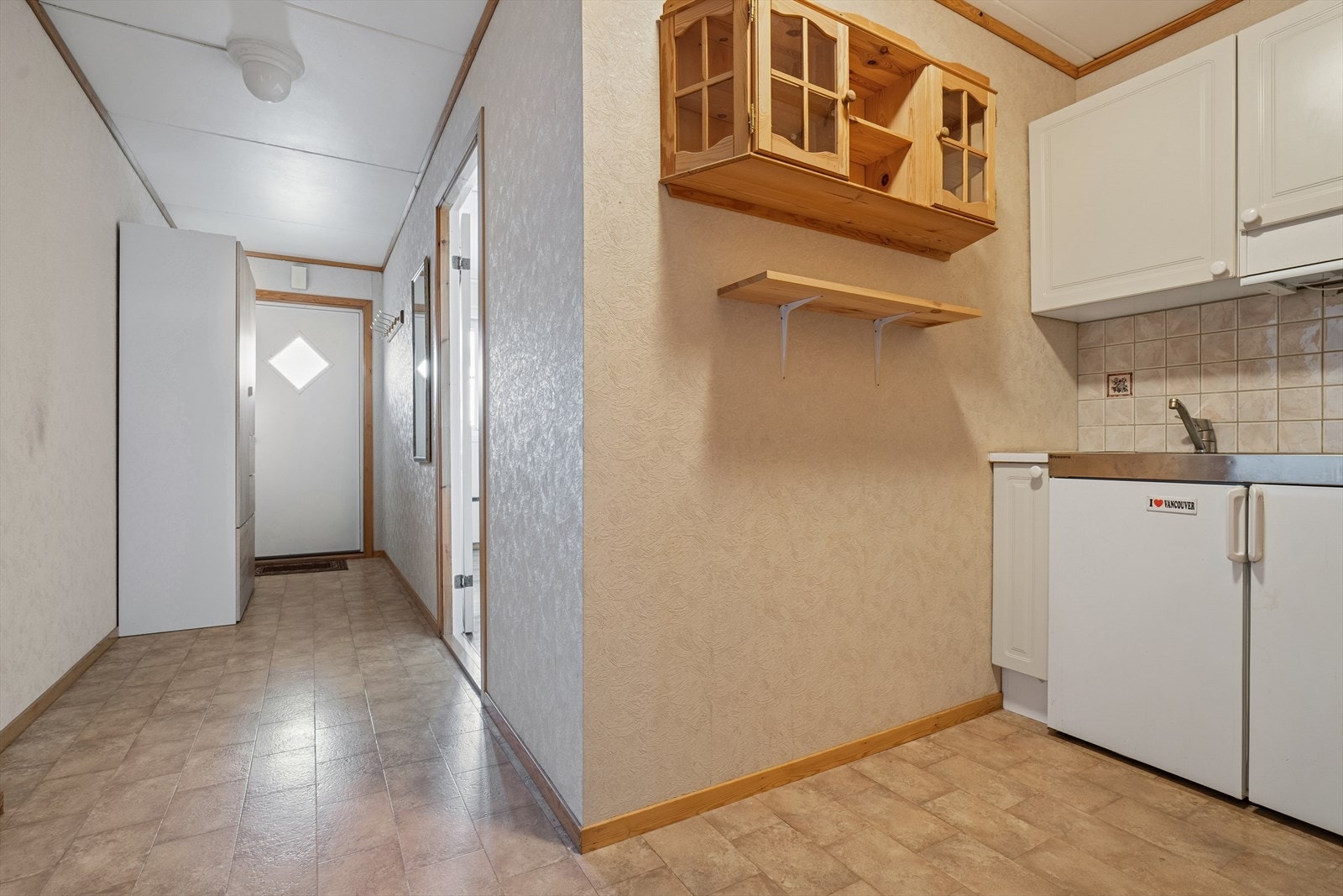 Underetasjen har både innvendig og utvendig adkomst - Her finner du to soverom/hybelrom, bad og hybelkjøkken - I tillegg er det en romslig kjellerbod Galleribilde