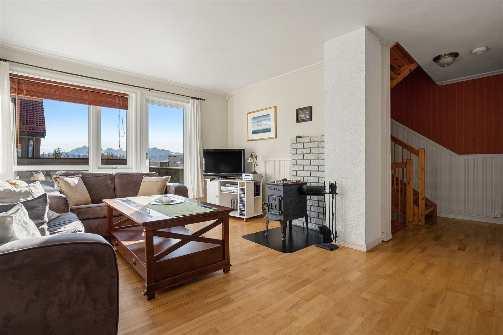 I hovedplan finner du stue, kjøkken, soverom og WC/toalettrom - Stuen er utført i lyse farger og har store sørvendte vinduer med vakker utsikt over Børvasstindan Galleribilde