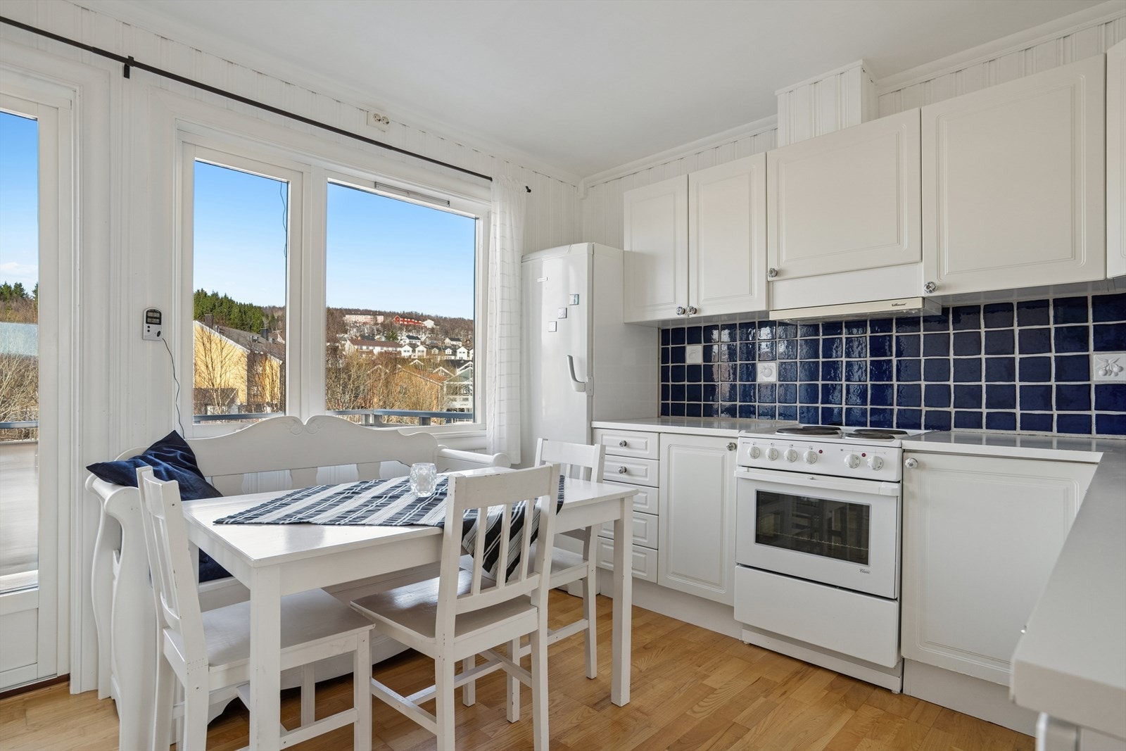 Innredningen består av hvite profilerte fronter, benkeplate i laminat og fliser på vegg over benk - Hvitevarene medfølger og består av komfyr og kjøleskap (oppvaskmaskin defekt) Galleribilde