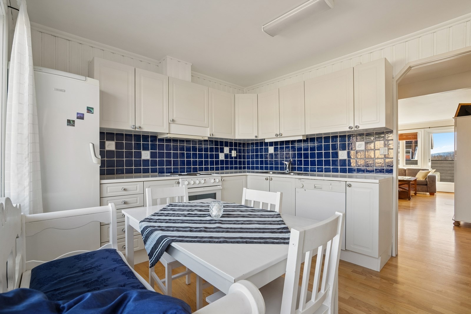 Kjøkkenet har adkomst fra stuen og her får du fint plass til kjøkkenbord Galleribilde