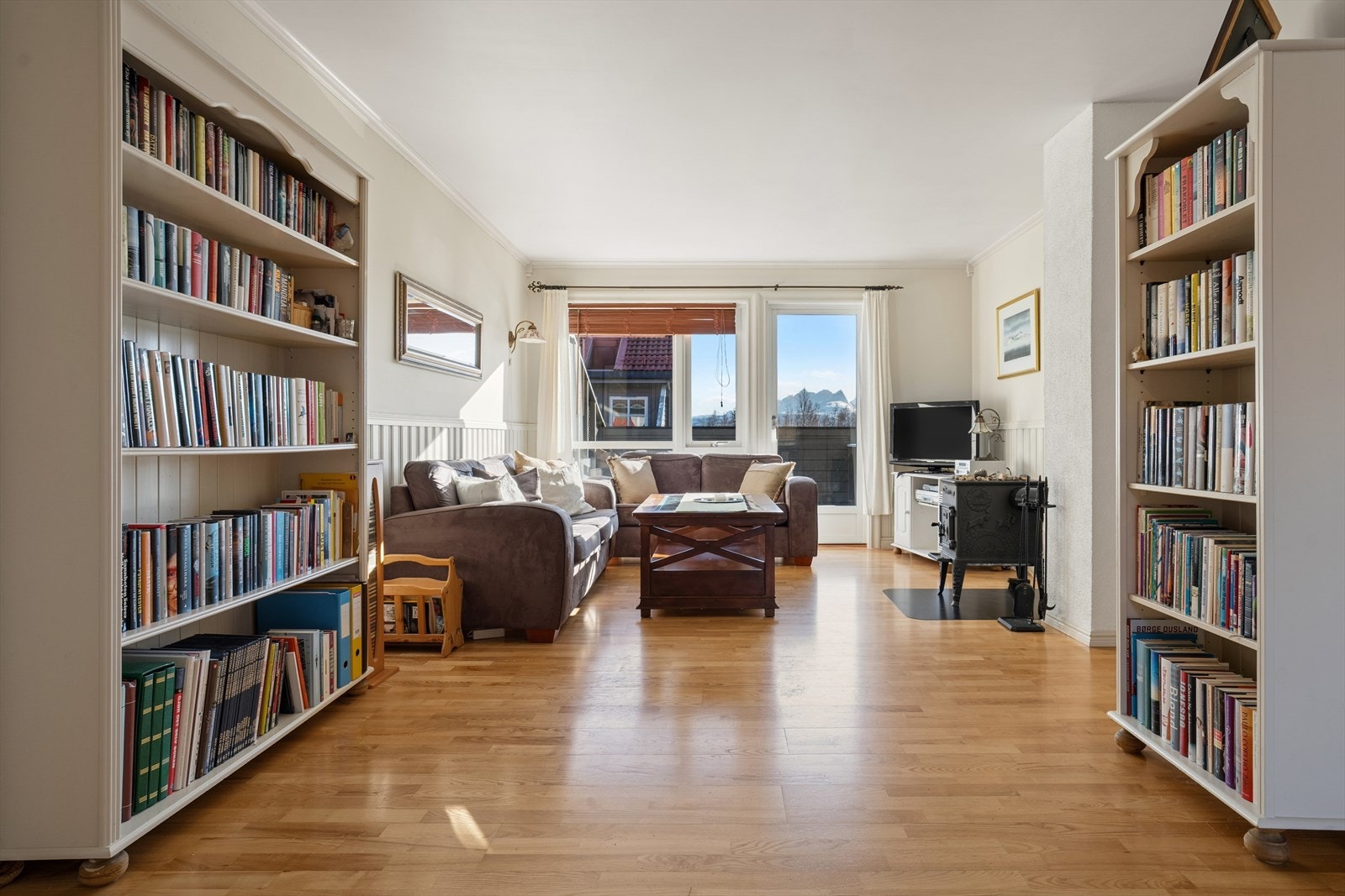 Ildstedet sørger for hygge og ikke minst rask oppvarming på kjølige dager - Videre har huset oppvarming med gulvvarme på bad og stedvise panelovner Galleribilde