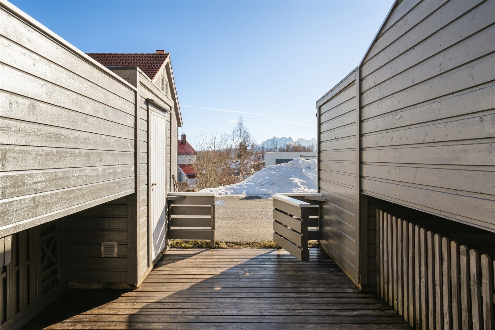 Rekkehuset har egen privat adkomst med inngangsport, markterrasse og en praktisk utebod Galleribilde