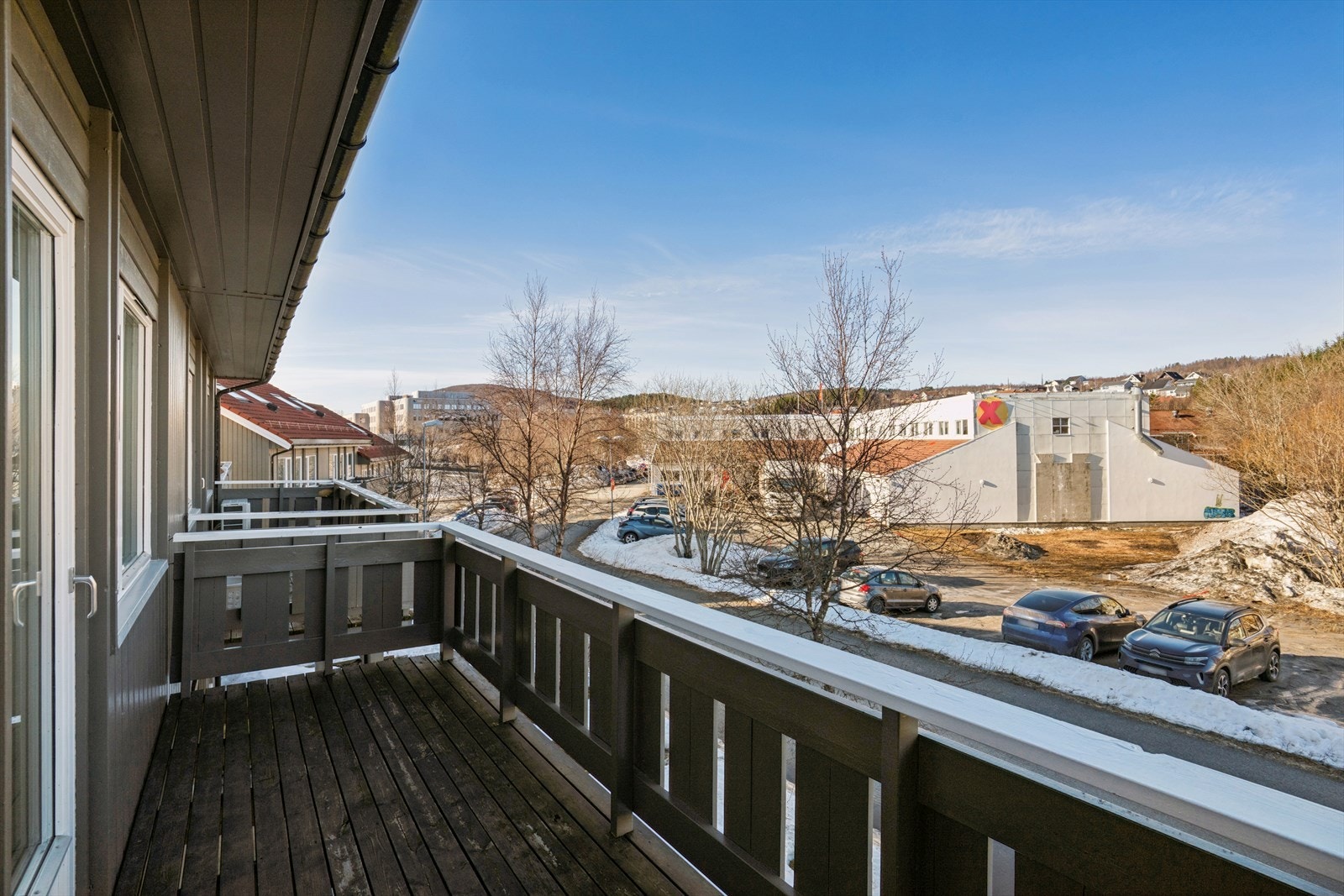 Det er utgang fra kjøkkenet til en nordvendt balkong, som er delvis overbygget Galleribilde