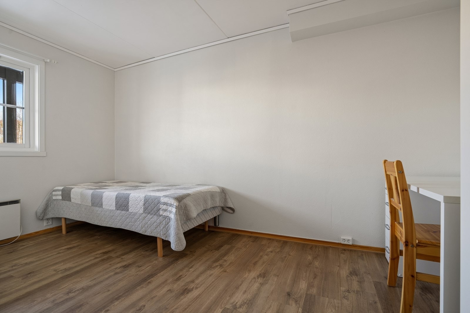 Soverom IV - De to soverommene er av god størrelse med plass til både seng, skrivepult og oppbevaring Galleribilde