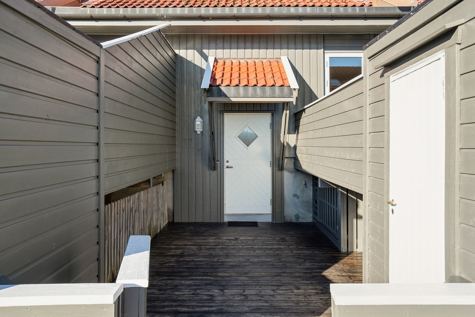 Inngangspartiet er overbygget og utstyrt med utelys Galleribilde